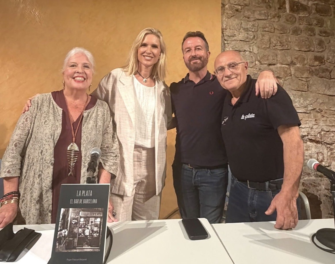 pascualroger1's tweet photo. Encara en un núvol! Gràcies a les 125 persones que vau venir ahir a la presentació del llibre 'La Plata: el bar de Barcelona' i vau deixar petita la sala gran del Pati Llimona.I un agraïment especial per a la presentadora, @juditmasco, top en tot el que fa.Llarga vida a La Plata! https://t.co/wWNbJgGqZl