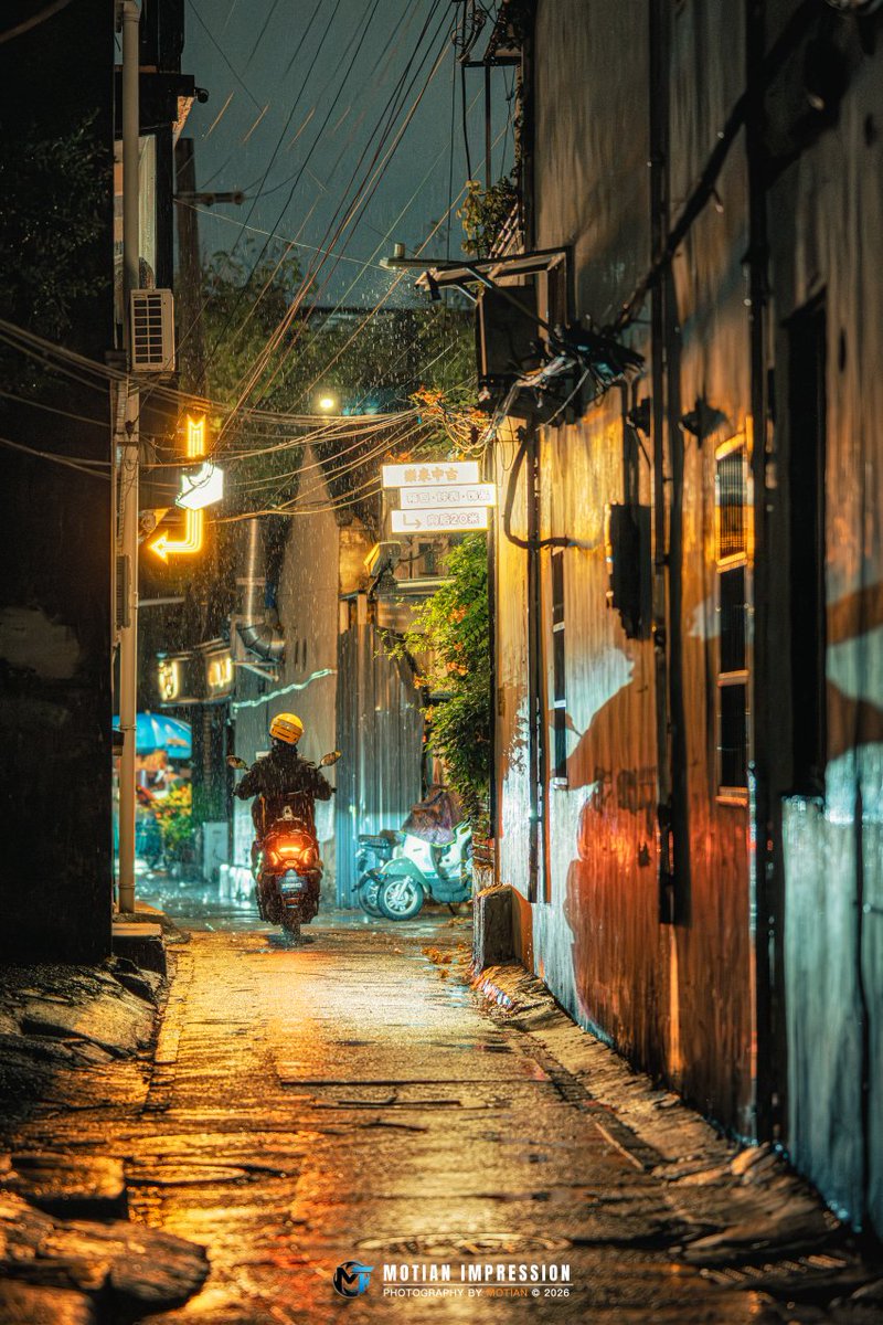 sidf6238722's tweet photo. [The slanted rain of a secluded alleyway catches the faint glow of streetlights, with a cat sneaking by a weathered wooden door.]， https://t.co/krVPfdxiKe