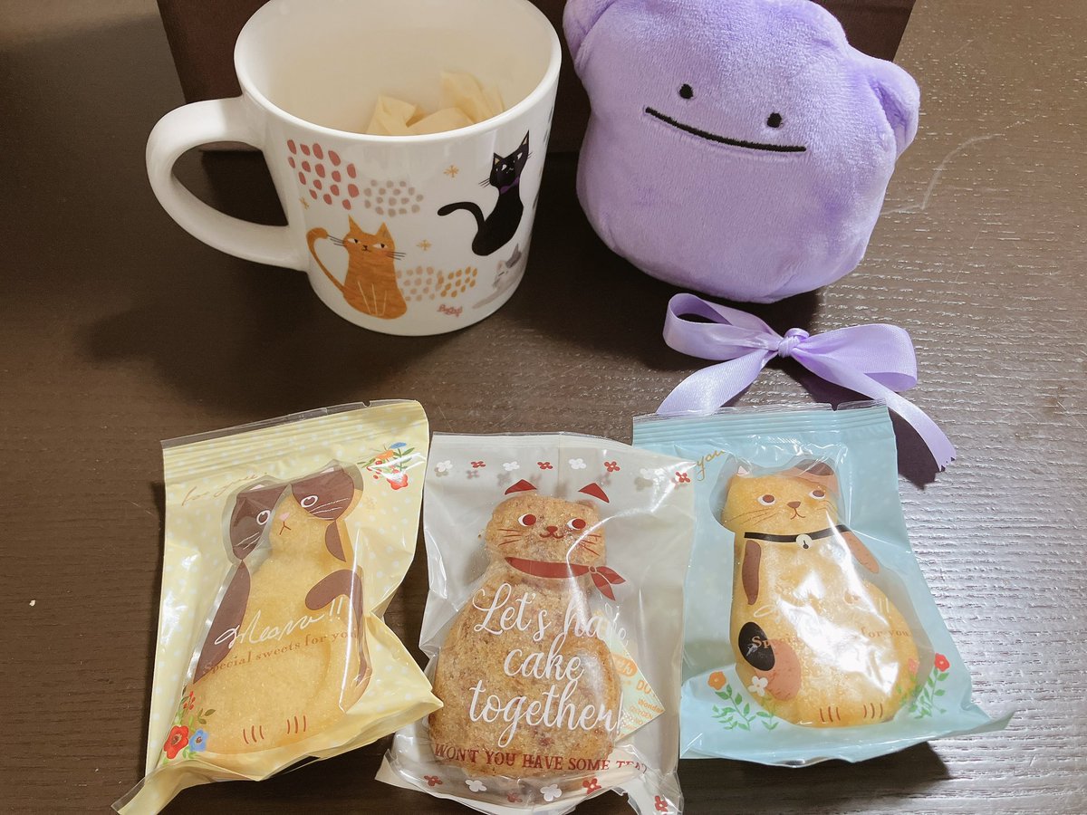 mommon2304's tweet photo. お気に入りのケーキ屋さんのお菓子✨
ねこちゃんのカップとのセットがかわいかったのでつい買ってしまった🥰
リボンいろんな色あったけど、もちろんメタモンカラー✨ https://t.co/c5rxNUiOfs
