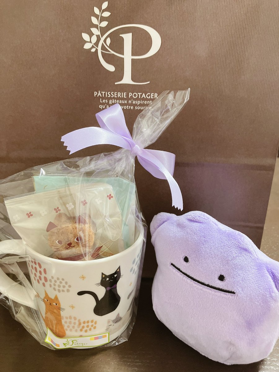 mommon2304's tweet photo. お気に入りのケーキ屋さんのお菓子✨
ねこちゃんのカップとのセットがかわいかったのでつい買ってしまった🥰
リボンいろんな色あったけど、もちろんメタモンカラー✨ https://t.co/c5rxNUiOfs