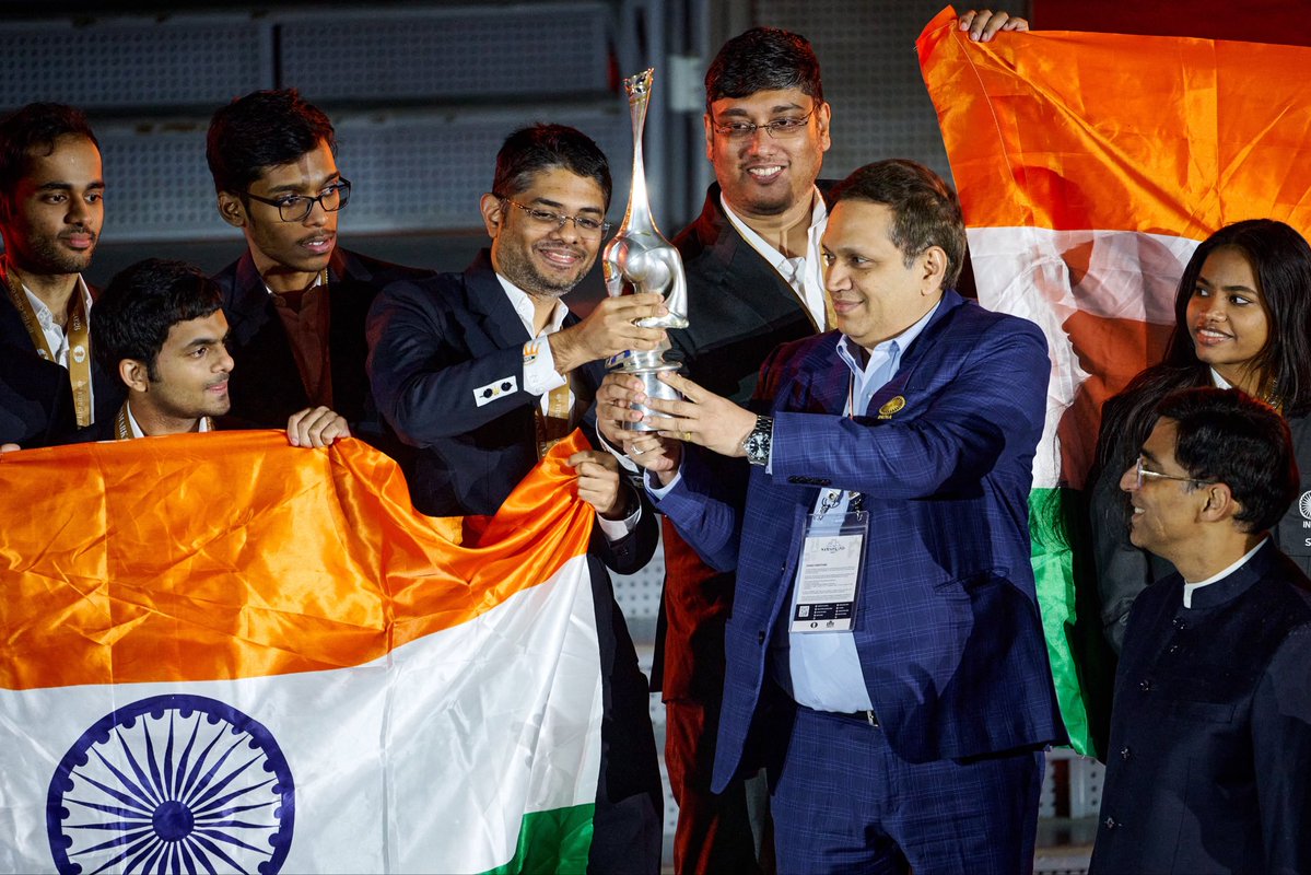 srinathchess's tweet photo. And just like that, another Olympiad comes to an end ✨
A hard fought silver to finish at the podium for the third time in a row, alongside our women’s team 🇮🇳 

Incredibly proud of my boys for choosing to fight every single day for the country and for each other ❤️
Had the time of our lives in Samarkand. Will miss the team meetings the most…
Special thanks to @vaibhavchess @sankalpchess @sethuramanchess and @GajuChess for being our backbones 💪🏻

PC: @MichaWalusza / rafaloleksiewicz

#chessolympiad #samarkand