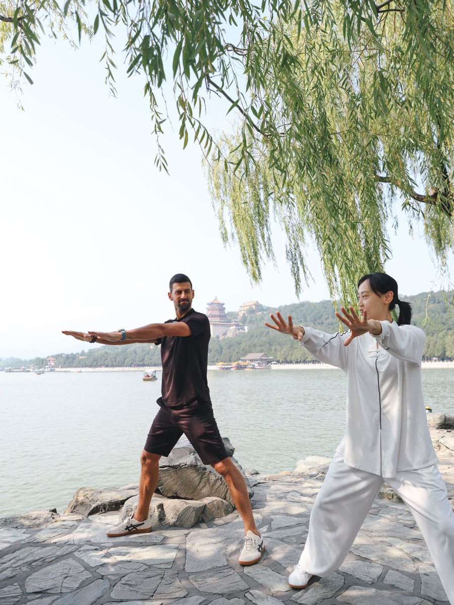 ChinaOpen's tweet photo. First tai chi, then his name in giant calligraphy 

No tennis today — @DjokerNole  tried Tai Chi by Kunming Lake, then picked up a giant brush to try his hand at Chinese calligraphy🖌️#ChinaOpen https://t.co/9mp2anEBey