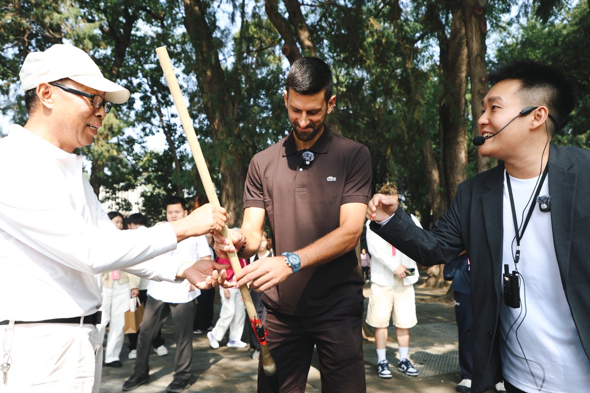 ChinaOpen's tweet photo. First tai chi, then his name in giant calligraphy 

No tennis today — @DjokerNole  tried Tai Chi by Kunming Lake, then picked up a giant brush to try his hand at Chinese calligraphy🖌️#ChinaOpen https://t.co/9mp2anEBey
