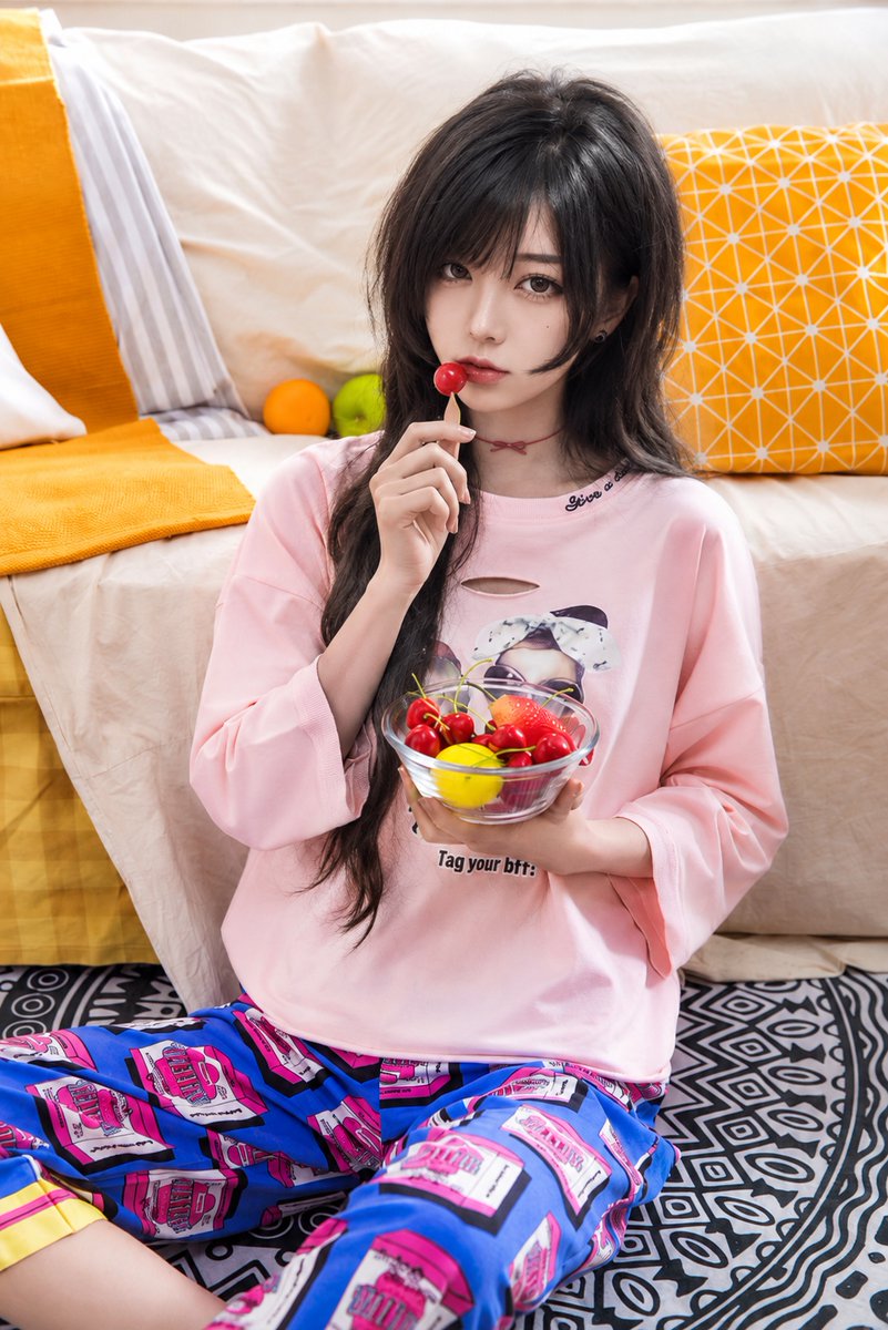 Marinybyew's tweet photo. 宅家的松弛时刻🍒 
水果与粉色睡衣，是属于休息日的甜。
#居家写真 #OOTD #少女写真 https://t.co/X0UeJVZC0R
