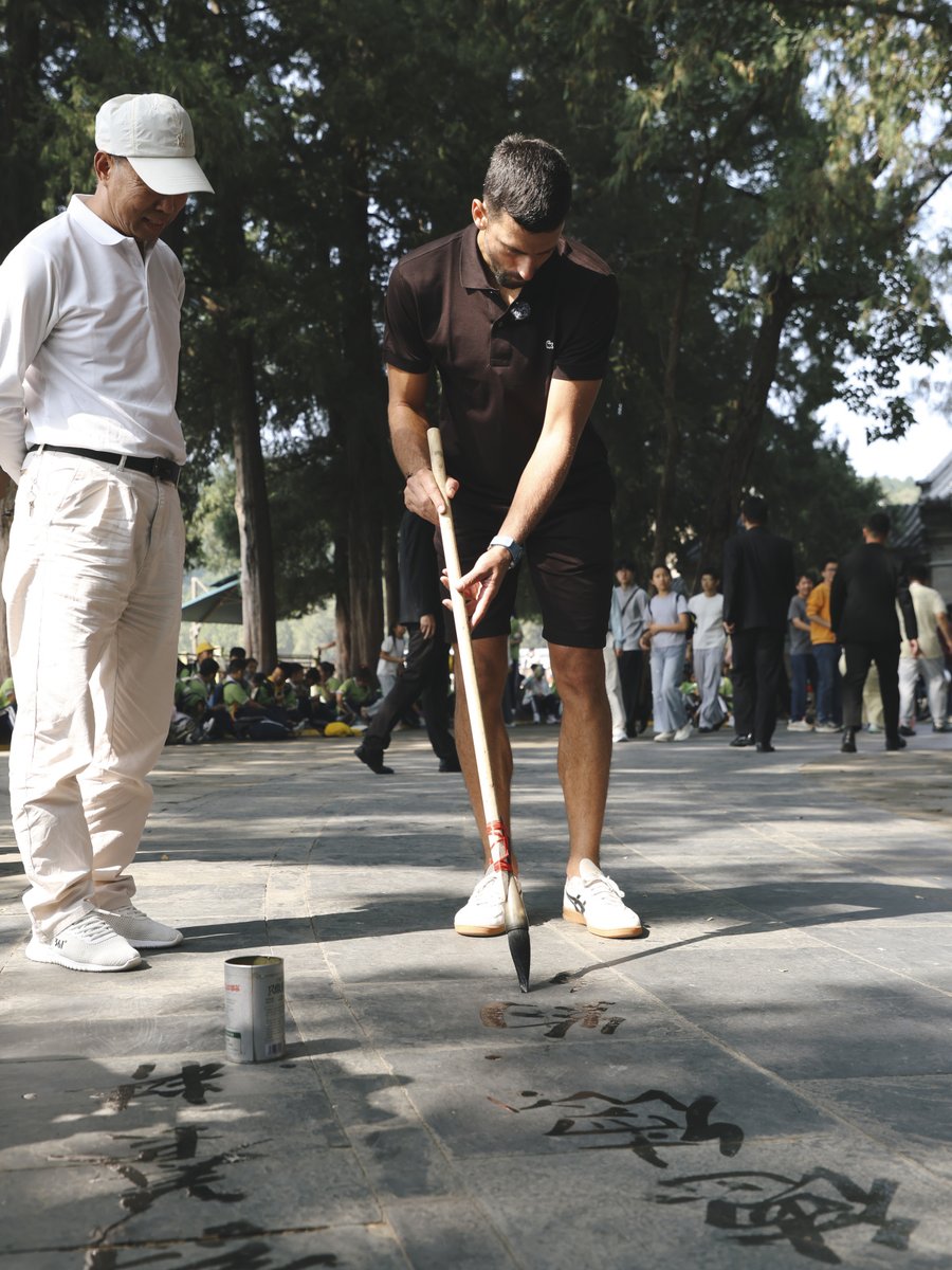 ChinaOpen's tweet photo. First tai chi, then his name in giant calligraphy 

No tennis today — @DjokerNole  tried Tai Chi by Kunming Lake, then picked up a giant brush to try his hand at Chinese calligraphy🖌️#ChinaOpen https://t.co/9mp2anEBey