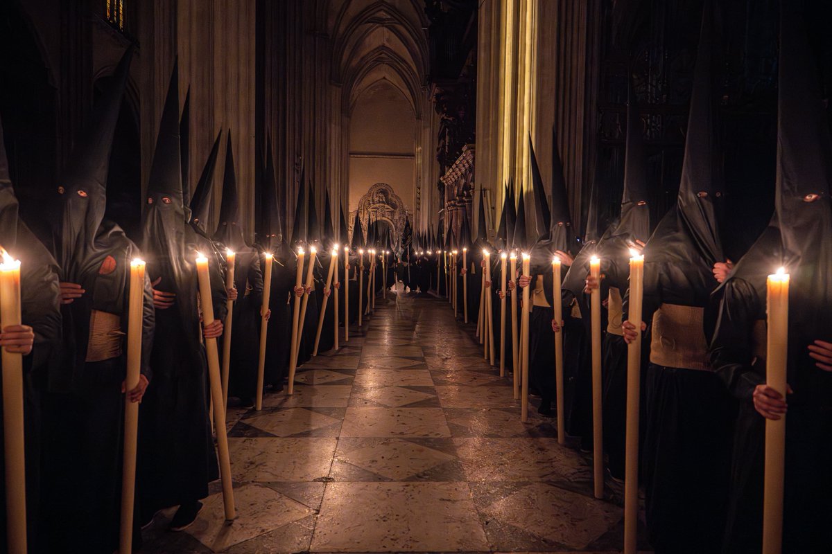 ElConsejoSev's tweet photo. 🔴 SEMANA SANTA | Vía Sacra 2027 incorpora un nuevo recorrido y una nueva ubicación para el Monumento.

🔗 https://t.co/EEmIkewHgF

El Cabildo Catedral y el Consejo General de Hermandades y Cofradías preparan una nueva ordenación del paso de las hermandades por el interior de la Catedral para la Semana Santa de 2027.

📌 Entre las principales novedades se encuentran la modificación del recorrido de los cortejos y la nueva ubicación del Monumento ante la Puerta de San Fernando.

#SSantaSevilla27