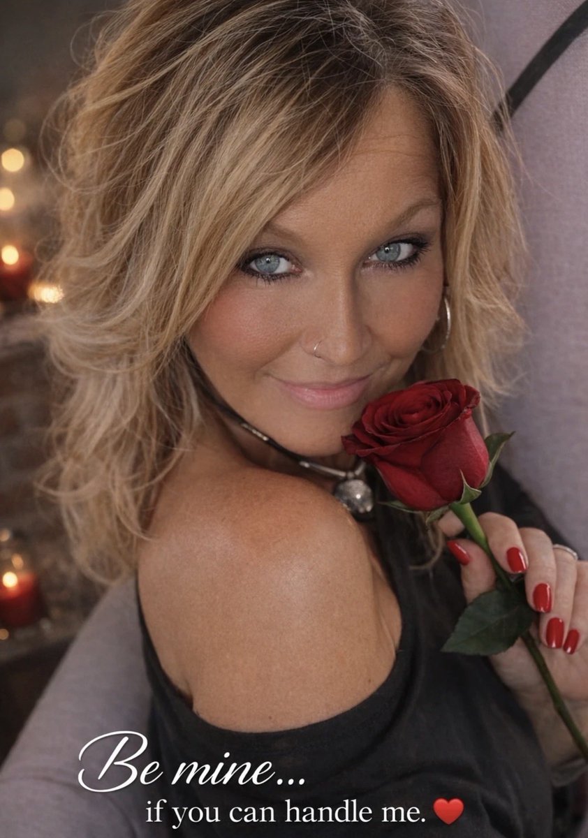 Thunderkitty53's tweet photo. Come smell my roses https://t.co/9wqeUcXfy1