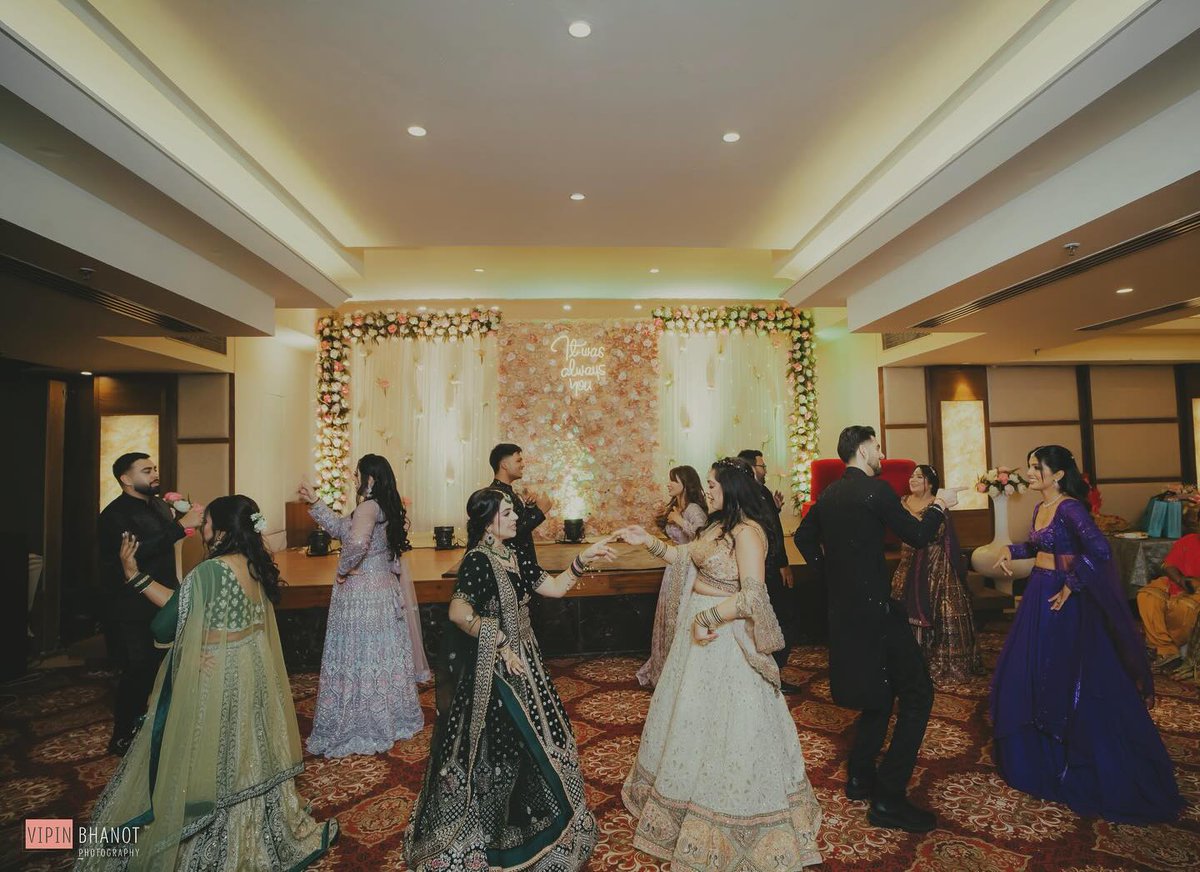 Dabertina's tweet photo. Spectacular performance, questionable dance skills. A night to remmeber! 🪩

#sangeetnight #shaadiseason #sangeetvibes #indianweddings #danceparty #sangeetperformance #sangeetsaga #weddingdance #nighttoshine https://t.co/G1v34vbZgM