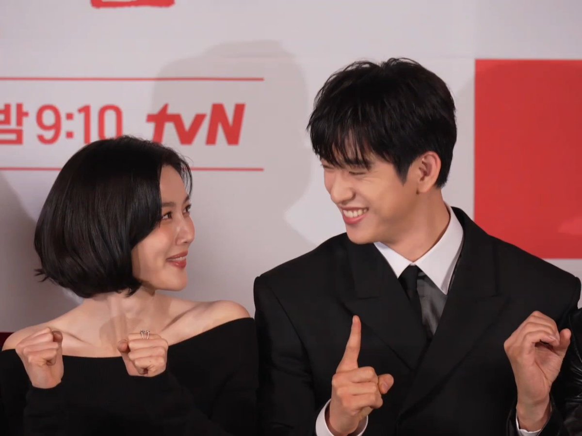 ultnyeong's tweet photo. the look of love #WoongGa

#100DaysofDeception https://t.co/YaYz4QJKnS