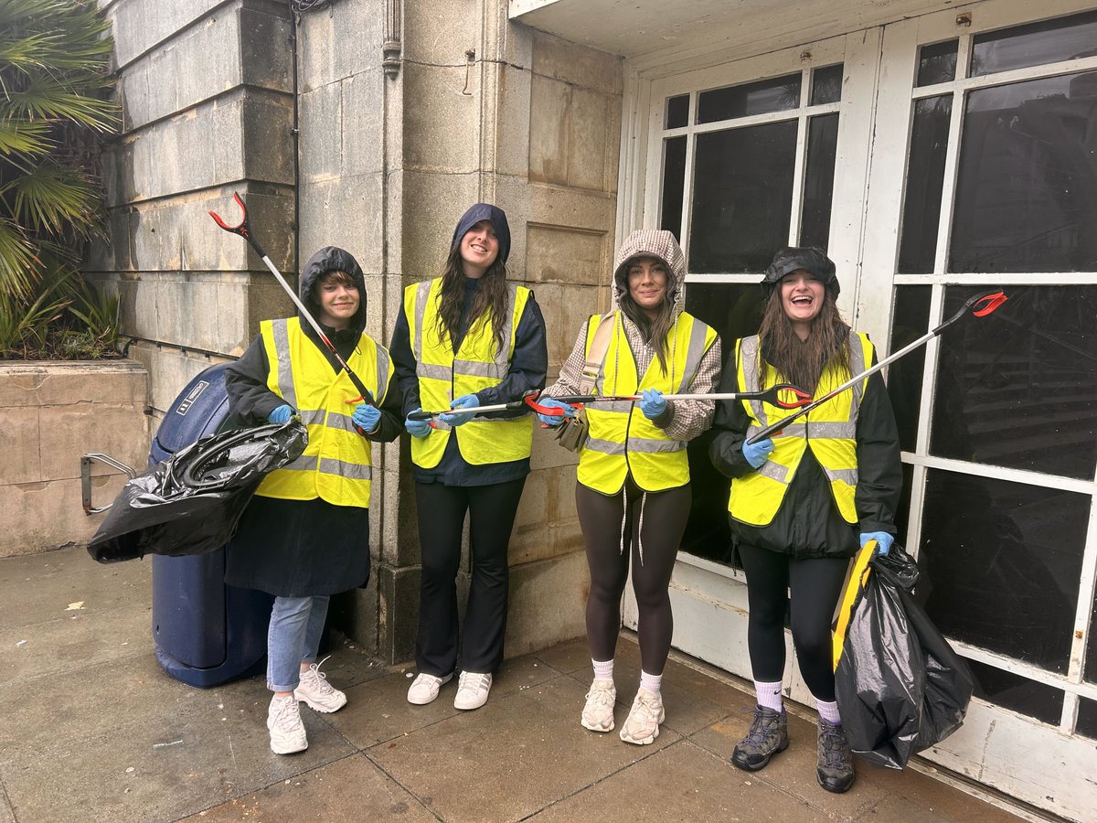 VirginIncentive's tweet photo. 🌊 From office days to beach cleans!

Recently, members of the team swapped their laptops for litter pickers and headed down to Brighton to support our partners at Merlin Entertainments and the @SeaLifeTrust with their beach clean as part of the 24 Hour Global Clean initiative. https://t.co/DYTYXZxkKo