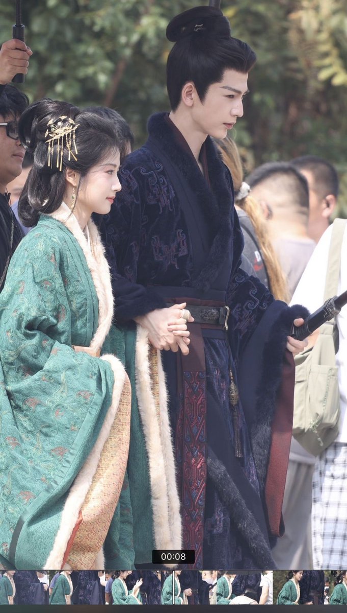 freezyfriendzy's tweet photo. Su luowei and ye tingyan holding hands with their yummy height difference 🩷 https://t.co/hQTo6FkWKn