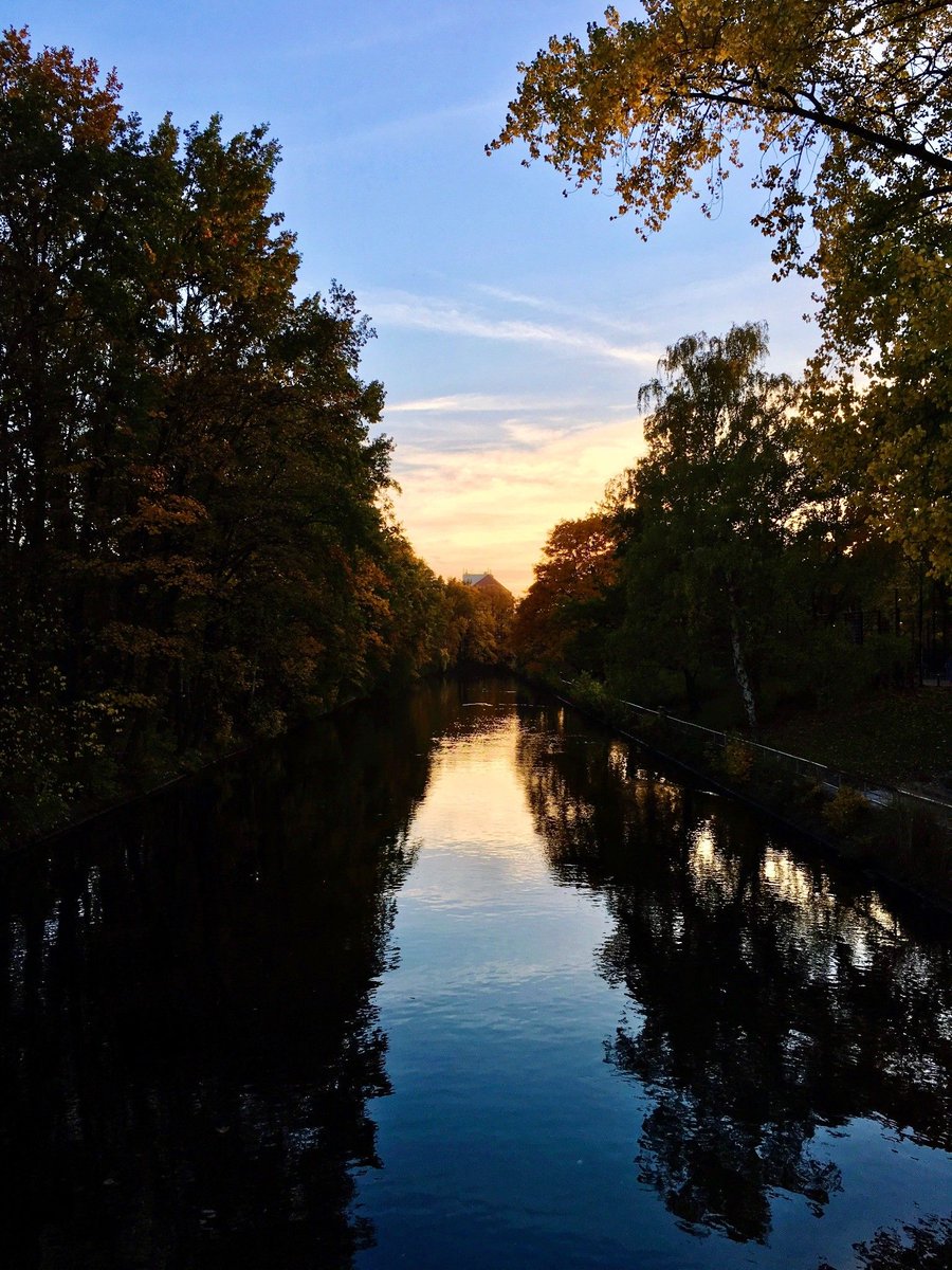 SolarWatch's tweet photo. Golden hour settles over Berlin’s leafy waterways, turning the canal into a ribbon of warm light. #Berlin #GoldenHour #Sunset #UrbanNature #Germany

Photo: @ekurutepe https://t.co/B8WsIdgdWb