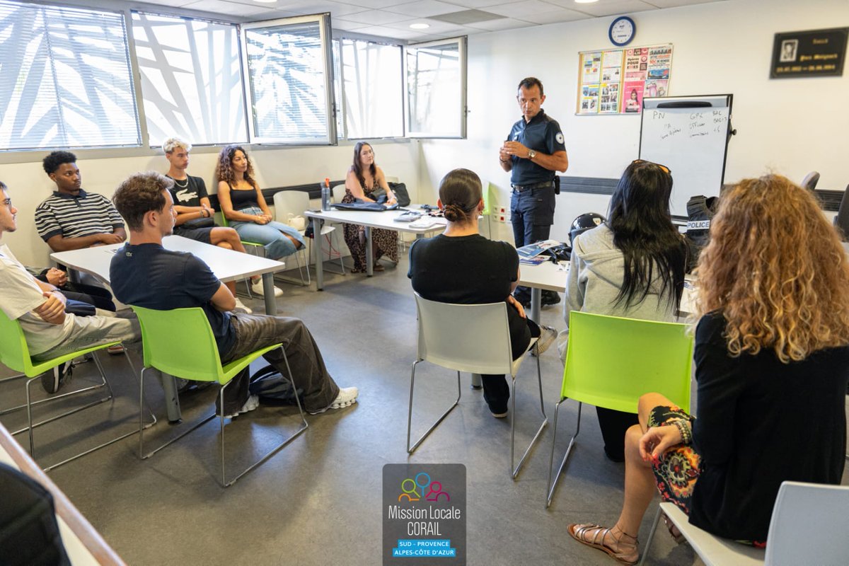 PoliceNat83's tweet photo. #PoliceNationale
En partenariat avec la @mlcorail , une dizaine de jeunes ont vécu une matinée découverte au sein du Commissariat de #Hyeres.
Une immersion pour découvrir les réalités du terrain et susciter des vocations. https://t.co/rgRl4rkdlo