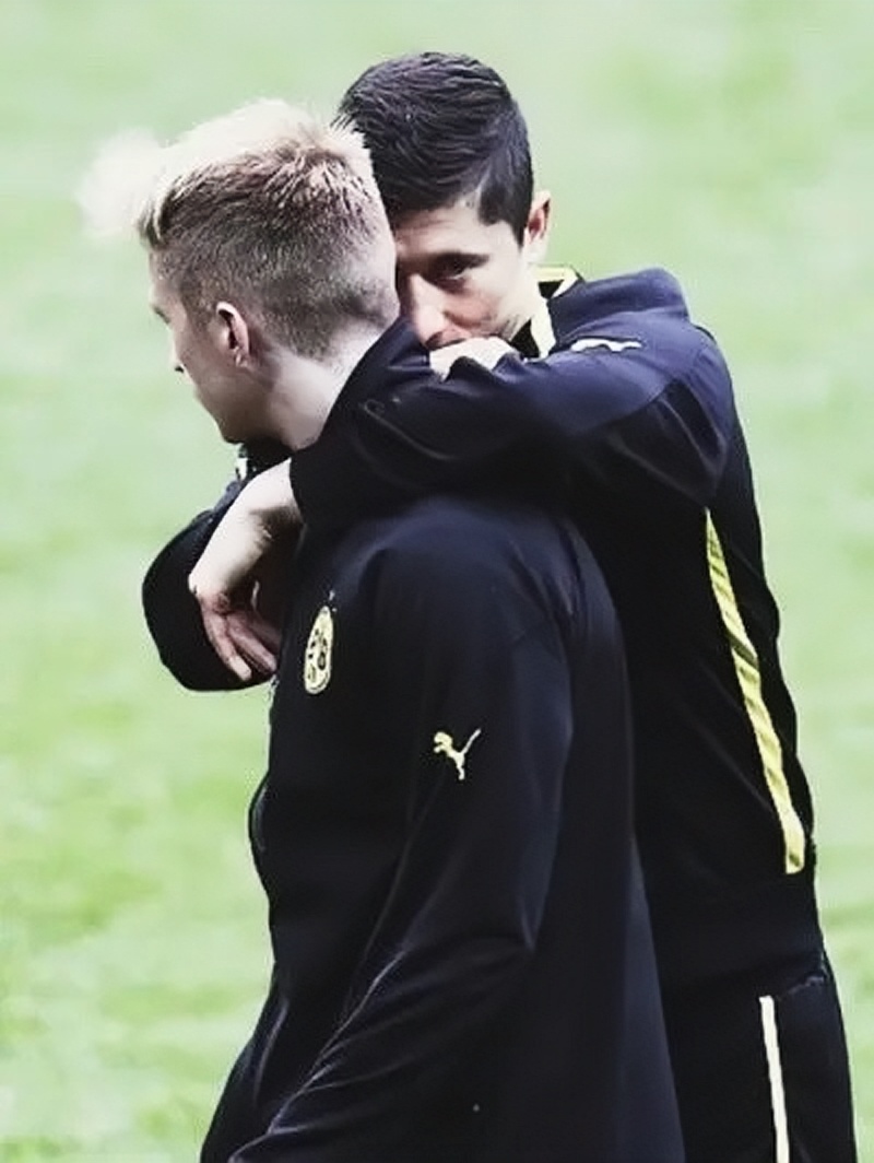ReusPolishDept's tweet photo. 🎤 DEPARTMENT INTERVIEW

Q: Well… we’re back. What happened?
Marco Reus: Hmph.

Q: …Lewy?
Robert Lewandowski: Okay, okay. My fault. Don’t be upset.

📚 Department Note:
No answers. Again.
Just… unfortunate timing.
Perhaps there was never a right time for these two.

#Leweus https://t.co/OH4VYH4eQ6