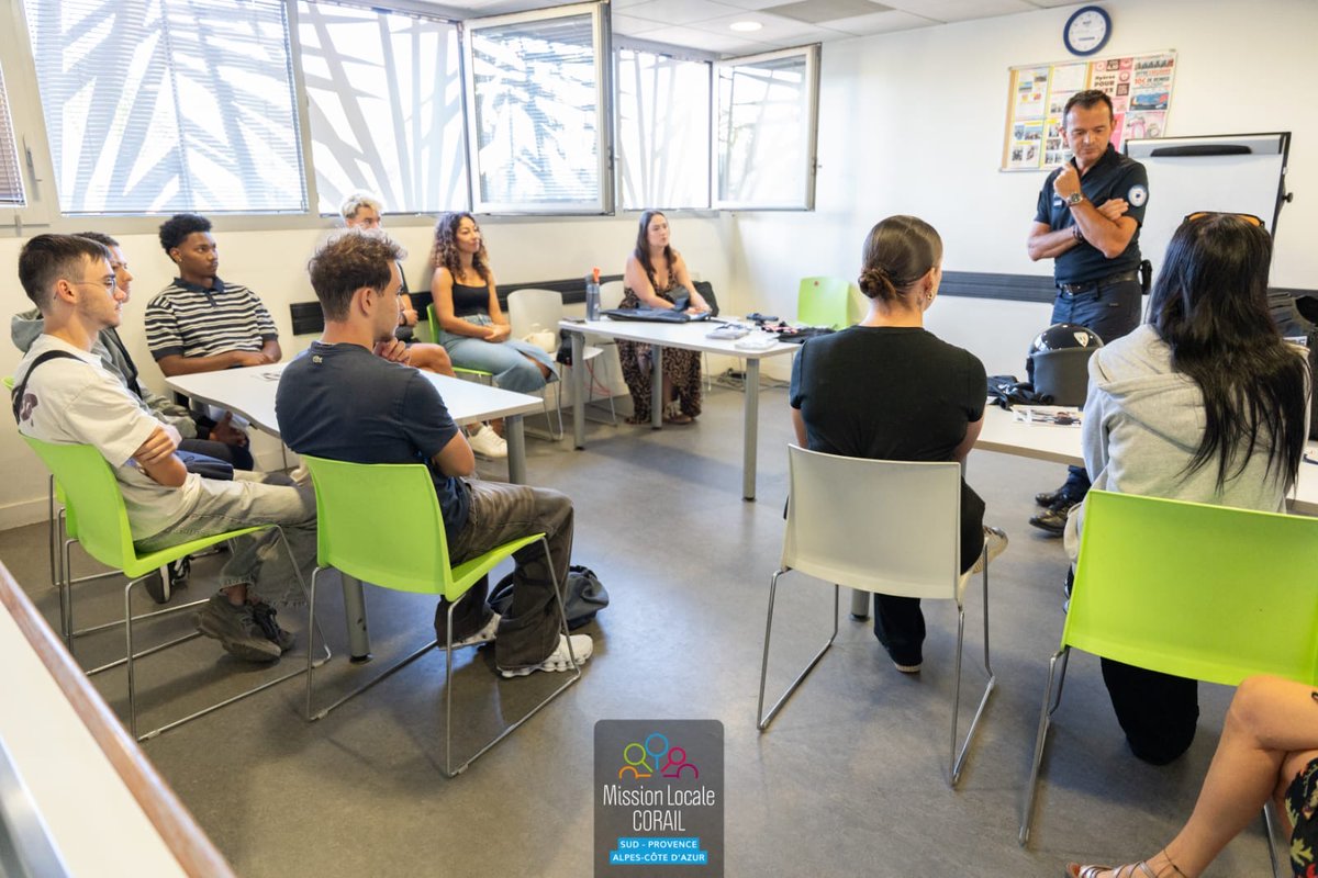 PoliceNat83's tweet photo. #PoliceNationale
En partenariat avec la @mlcorail , une dizaine de jeunes ont vécu une matinée découverte au sein du Commissariat de #Hyeres.
Une immersion pour découvrir les réalités du terrain et susciter des vocations. https://t.co/rgRl4rkdlo
