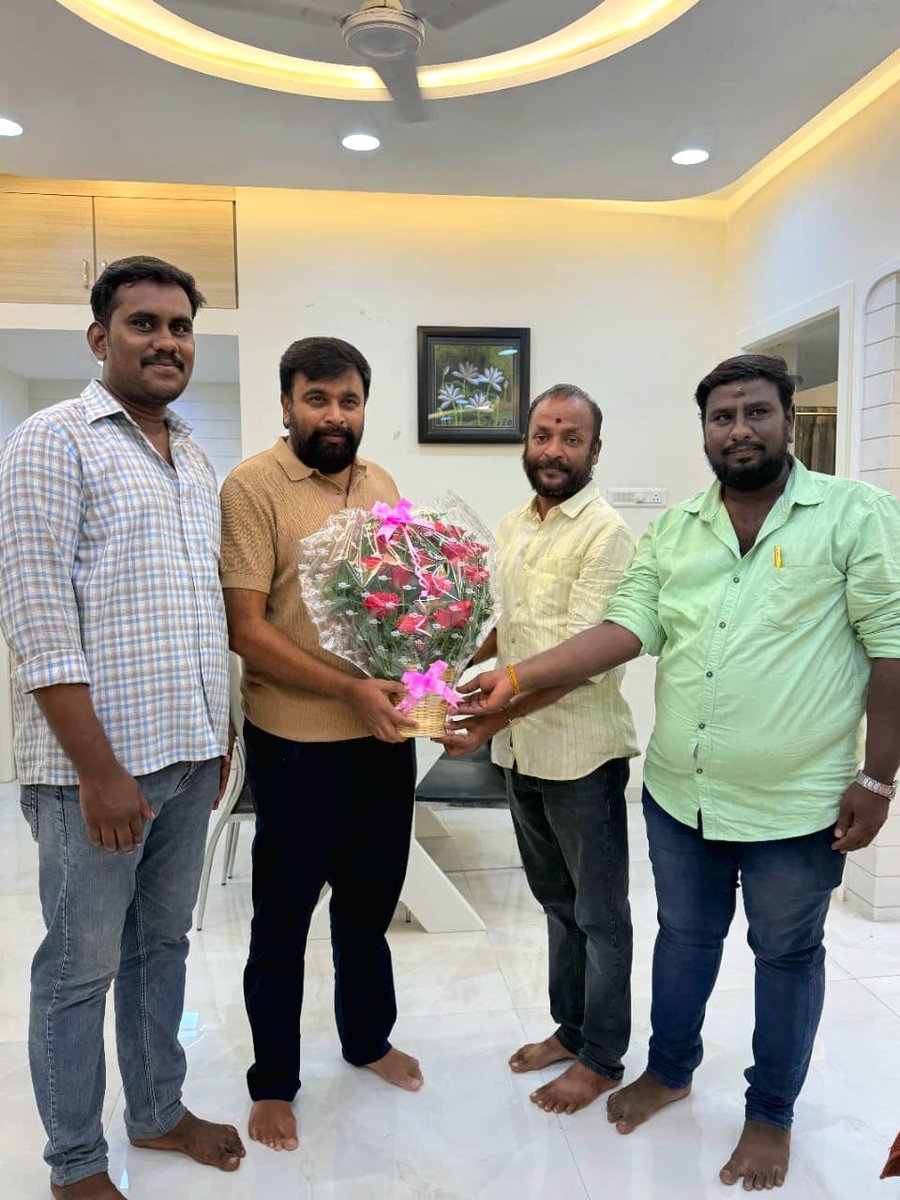 Sasikumar_FC's tweet photo. இன்னும் பல படைப்புகள்
இன்னும் பல வெற்றிகள்
இன்னும் பல ஆண்டுகள்
எங்களை மகிழ்விக்க வேண்டும் அண்ணே...! 🎬❤

உங்கள் வழியில்
அன்புத் தம்பிகள்....

#HBDSasikumar
#சசிகுமார்அண்ணா https://t.co/vrO3YWzenI