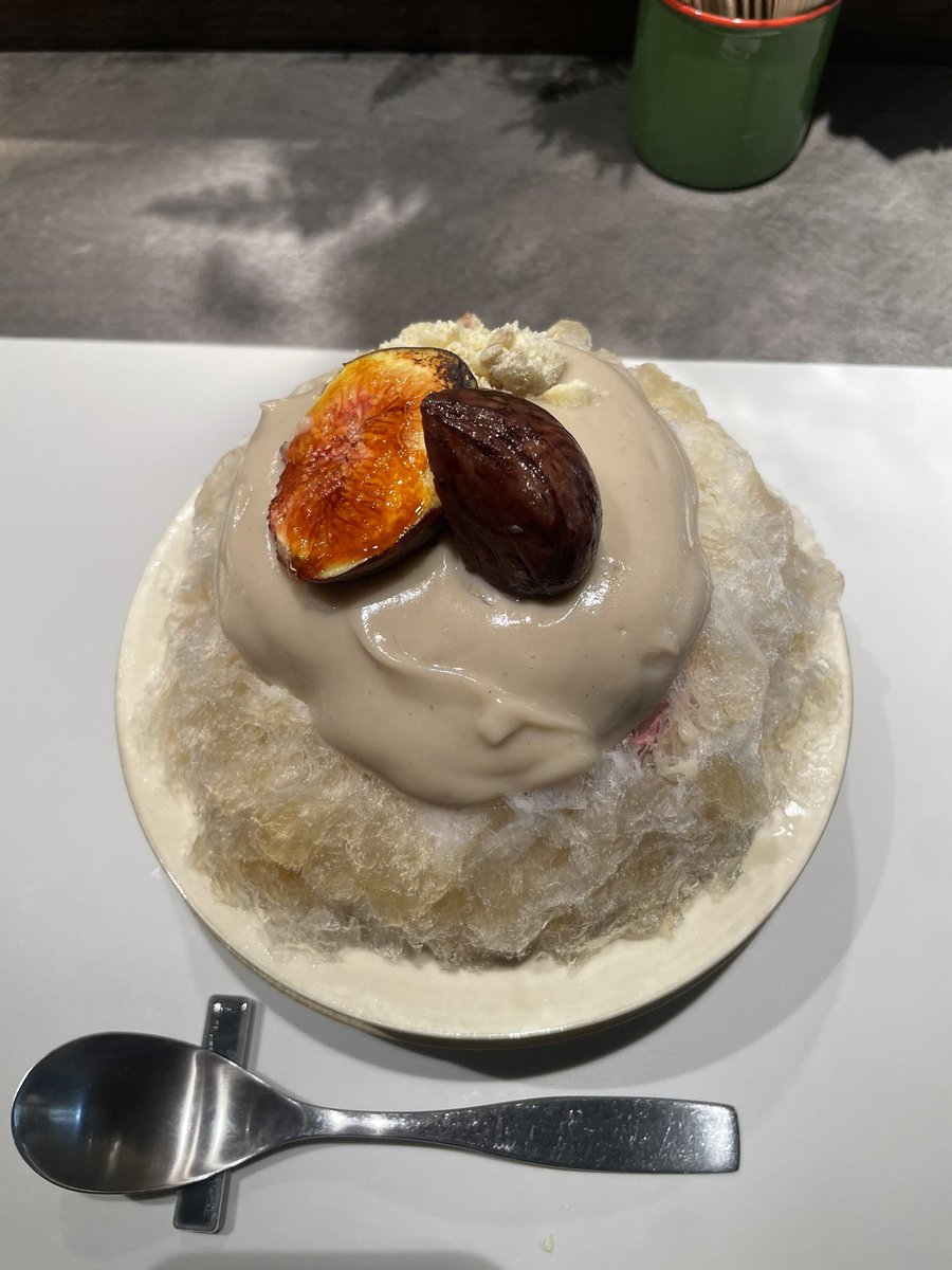 emikoba's tweet photo. 小布施の栗

とんでもにゃいかき氷！

栗の渋皮煮
黒いちぢくのブリュレ
和三盆とほうじ茶のシロップ
中に、カシスムースと
ラム入りクリームチーズ

1日限定とか💔

リピりたーい

食べれただけ幸せ✨だな

#tonarino https://t.co/Cva866Pbrx