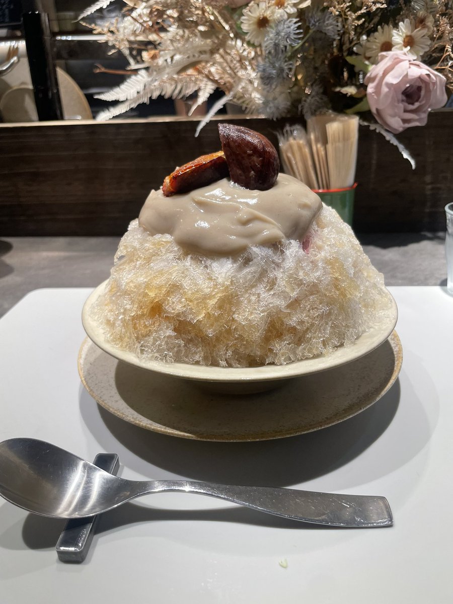 emikoba's tweet photo. 小布施の栗

とんでもにゃいかき氷！

栗の渋皮煮
黒いちぢくのブリュレ
和三盆とほうじ茶のシロップ
中に、カシスムースと
ラム入りクリームチーズ

1日限定とか💔

リピりたーい

食べれただけ幸せ✨だな

#tonarino https://t.co/Cva866Pbrx