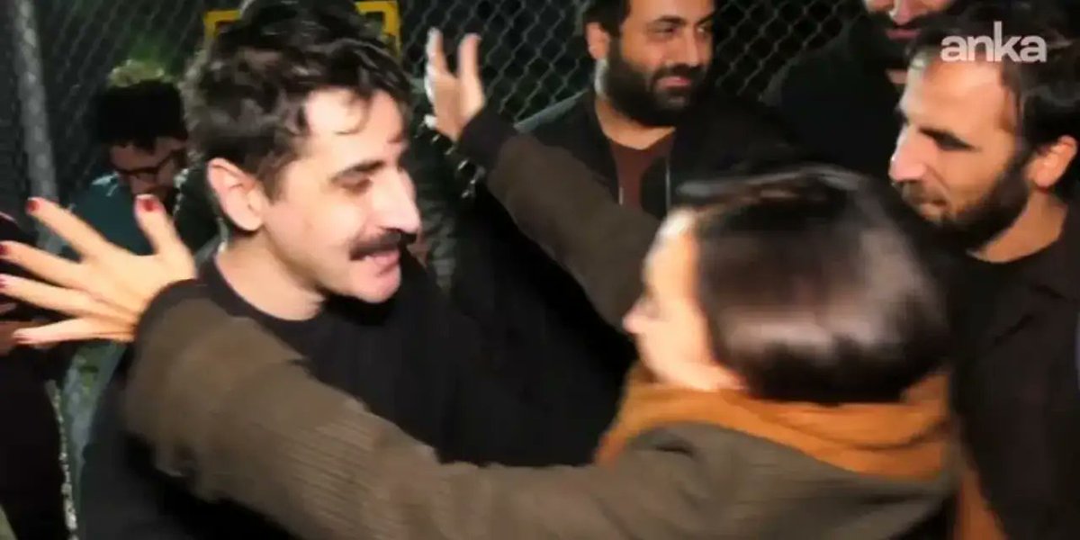 kisadalgamedya1's tweet photo. Deniz Göktaş, 88 gün sonra tahliye edildi: “Umarım hep beraber özgürlüğümüze kavuşacağımız bir hâl gelir.”

“Ölü Deniz” gösterisi nedeniyle tutuklanan komedyen, ilk kez hâkim karşısına çıktığı duruşmanın ardından serbest bırakıldı. Cezaevi önünde ailesine ve dostlarına kavuşan Göktaş, içeride kalanları hatırlattı:

“Sinem Dedetaş burada, Mehmet Pehlivan burada. Hayalim üçümüz hep beraber tek bir arabayla İstanbul’a gideriz diye umdum. Öyle olmadı.”

“Sadece burada da değil; Silivri’de, başka cezaevlerinde binlerce insan var, benim gibi tutuklu yargılanan ya da fikirlerinden dolayı mahkûm olan.”

Detaylar için 👇

https://t.co/u9nbCERKa4