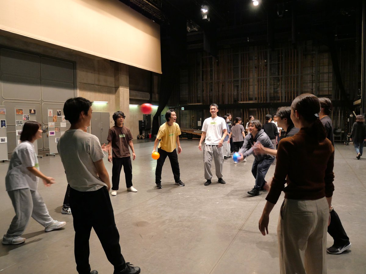 cocoon_a_s's tweet photo. 演出家のジョン・ハイダーさんによる特別WSを実施しました✨

2日間のWSは内容も盛りだくさん！身体を使ったワークや、作品のイメージを画像から膨らませて共有したり、テキストを使用してのペアワークの発表などなど...
とても貴重な時間となりました👀
後日レポートをアップ予定です！ https://t.co/XRkuUt4eLJ