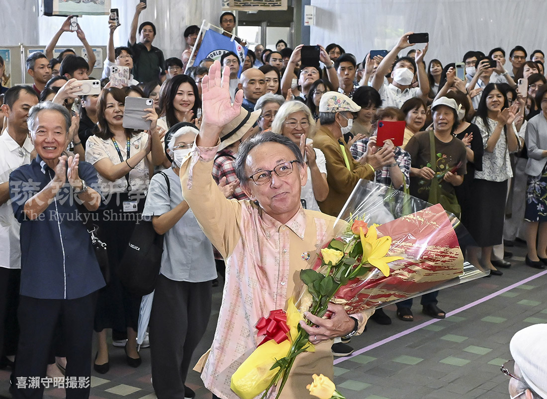ryukyushimpo_ph's tweet photo. 「職員と仕事ができ幸せ」デニー知事が退任 　拍手と指笛のなか、抱えきれぬ花束手に県庁あとに
https://t.co/nf0WrH3oh1

沖縄県の玉城デニー知事は29日、退任セレモニーに臨みました。会場となった県庁1階の県民ホールには、吹き抜けとなった2、3階の廊下も含めて多くの県職員や市民が集まりました。 https://t.co/LXarGjXZSi
