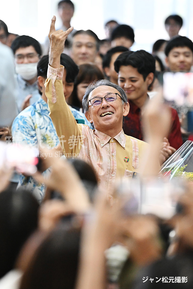 ryukyushimpo_ph's tweet photo. 「職員と仕事ができ幸せ」デニー知事が退任 　拍手と指笛のなか、抱えきれぬ花束手に県庁あとに
https://t.co/nf0WrH3oh1

沖縄県の玉城デニー知事は29日、退任セレモニーに臨みました。会場となった県庁1階の県民ホールには、吹き抜けとなった2、3階の廊下も含めて多くの県職員や市民が集まりました。 https://t.co/LXarGjXZSi