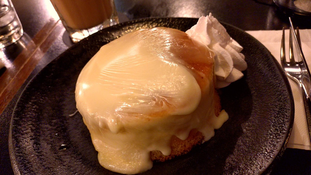 nonnko83's tweet photo. 今日のメイン「お昼ごあん」

YCの『マリボーチーズケーキ』

フワッフワのスフレに
マリボーチーズがトロォリ 
温かいチーズケーキです🙊

観◯屋のお話をしていたら
塩味と甘みを欲して心がEMPTY。
フラフラと来館。
成就。 https://t.co/HStPZEpbkf