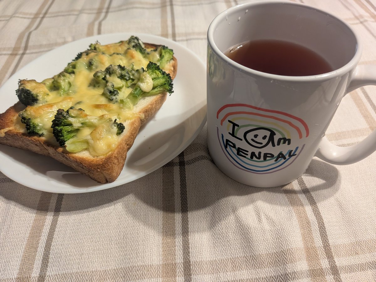 yugo_reality's tweet photo. 昨日ぺんちゃんのグッズとどいたー🥳 

ステッカーが、ペラいシールじゃなくてツヤがあって色味も透明感でててめちゃかわいい

マグカップはさっそく朝ごはんのときに！
お茶がいつもより美味しい気がする✨

たのしいグッズをありがとうー

#でぃすいずざぺん https://t.co/D1IxYLusPh
