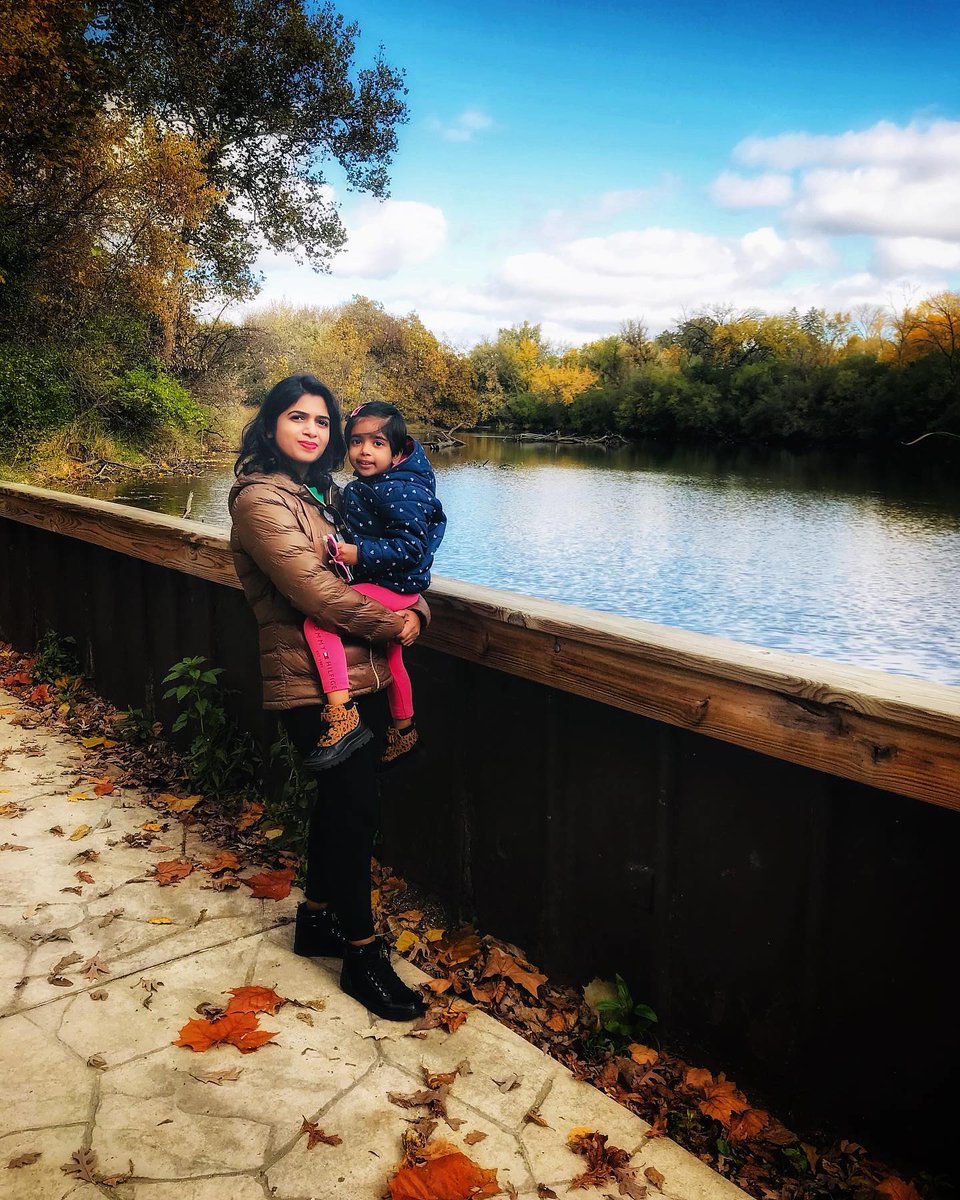 ekaethi's tweet photo. 🍁Fall breeze and autumn leaves🍂....... #fallcolors #fallvibes #fall23 #winter #windycity #instafall #chicagogram#usa https://t.co/Wtpo50j3kI