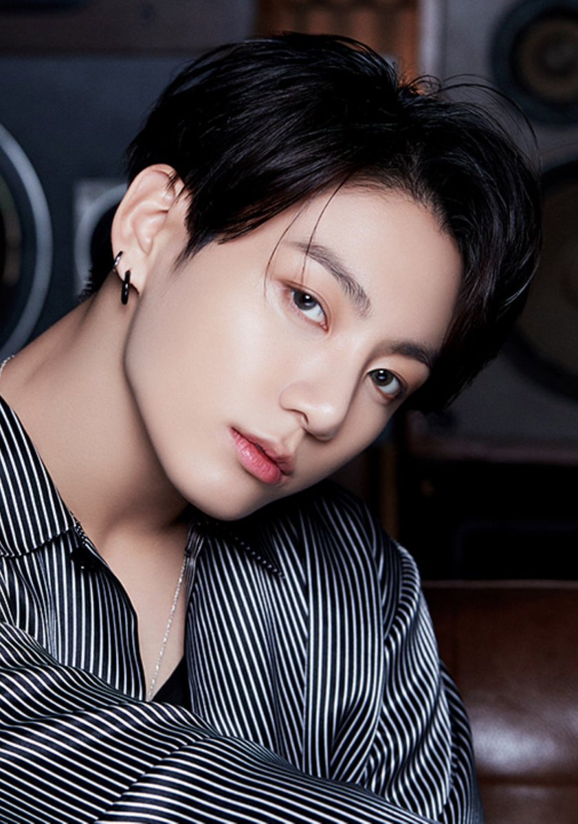 blue_lycoris_'s tweet photo. #taekookau where Jungkook has to leave for a business trip for seven days and his usually clingy husband, Taehyung, has been weirdly ignorant about it.

Does it really not matter to Taehyung that his hubby will be gone for a whole week? https://t.co/gcJzYTcuby