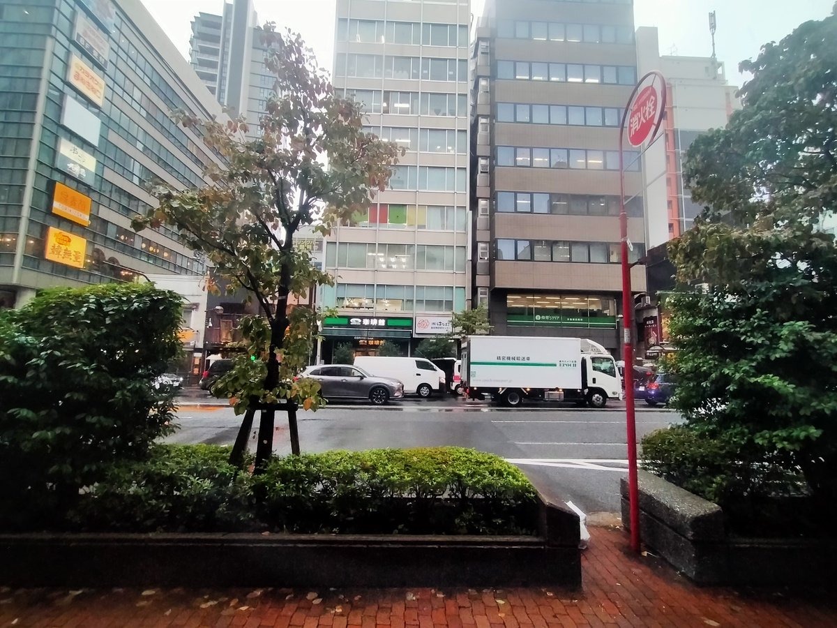 OMOIDEnoRECIPE's tweet photo. 9月29日(雨)

本日は
テーブル席が
予約で埋まってしまっていますが

カウンターは
＃ガラガラ です。

雨です
ゆるくやっていきます。 https://t.co/U1cDtWWztd