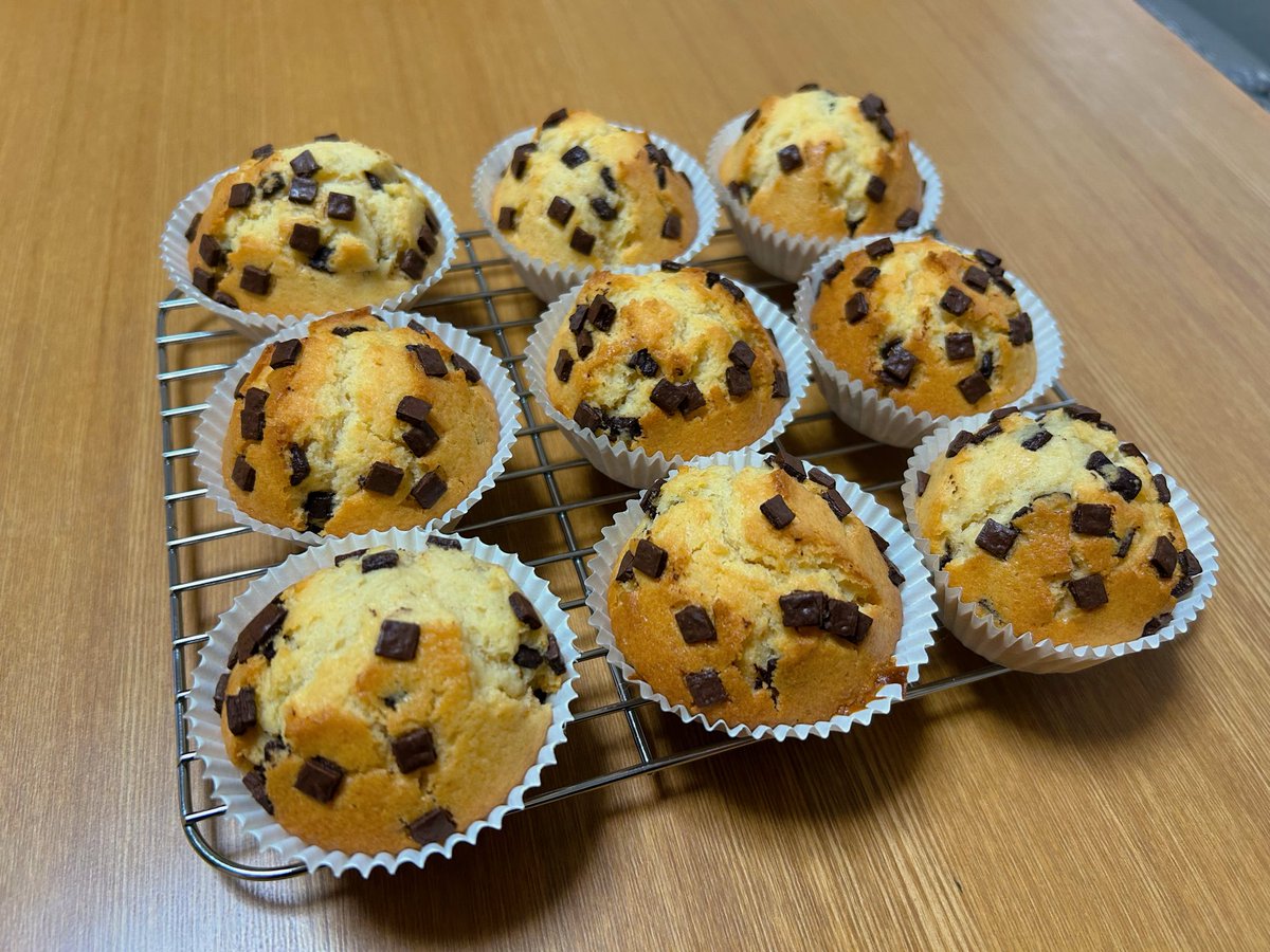 miimiinosora's tweet photo. 久しぶりにチョコチップマフィン焼きました
今日のおやつです
#手作りおやつ
#お菓子作り
#マフィン https://t.co/EoQJyn9djZ