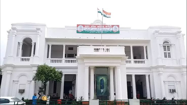 LutyensMediaIN's tweet photo. उत्तर प्रदेश में आगामी विधानसभा चुनाव को लेकर कांग्रेस ने अपनी रणनीति पर काम तेज कर दिया है। पार्टी ने प्रदेश की करीब 200 विधानसभा सीटों को चिन्हित किया है, जहां वह गठबंधन की स्थिति में चुनाव लड़ना चाहती है।

सूत्रों के मुताबिक, कांग्रेस 150 से कम सीटों पर चुनाव लड़ने के पक्ष में नहीं है। पार्टी की रणनीति में बड़े जिलों में करीब 2-2 सीटों, छोटे जिलों में कम से कम 1 सीट और कांग्रेस के मजबूत प्रभाव वाले जिलों में अधिक सीटों पर चुनाव लड़ने की तैयारी शामिल है।

अमेठी, रायबरेली और सहारनपुर जैसे कांग्रेस प्रभाव वाले जिलों में पार्टी अधिक से अधिक सीटों पर चुनाव लड़ना चाहती है।

वहीं, गठबंधन को लेकर अनिश्चितता के बीच कांग्रेस ने अपनी तैयारी को केवल सीट बंटवारे तक सीमित नहीं रखा है। पार्टी प्रदेश की सभी 403 विधानसभा सीटों पर संगठन और चुनावी तैयारी कर रही है।

अगर गठबंधन नहीं बनता है, तो कांग्रेस सभी 403 सीटों पर चुनाव लड़ने के विकल्प के साथ तैयार रहना चाहती है।

कांग्रेस की रणनीति साफ है गठबंधन हुआ तो चिन्हित सीटों पर मजबूती से दावेदारी, गठबंधन नहीं हुआ तो 403 सीटों पर तैयारी।