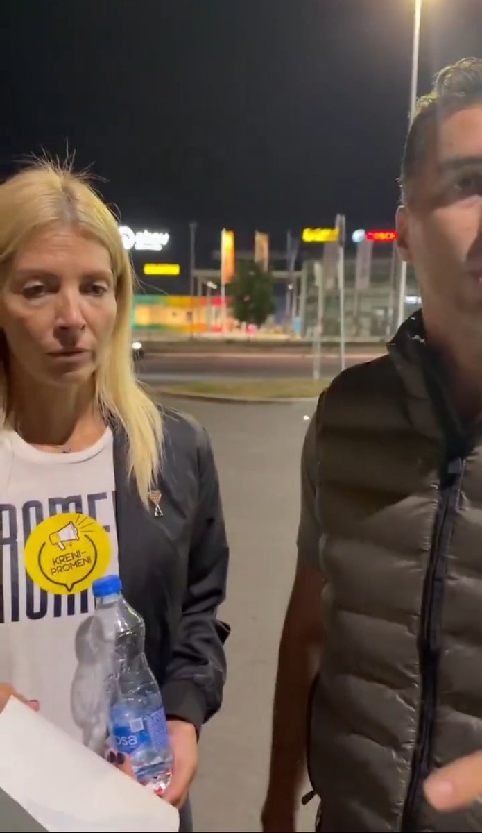 PlaviSafir47514's tweet photo. Sve je ovo unapred osmišljeno. Ona je slučajno šetala u ovoj majci i baš se tu našao Manojlović i Šapić. Iz aviona se vidi da su tu došli da provociraju ne bi li izazvali nešto. https://t.co/mdrRPYa30j