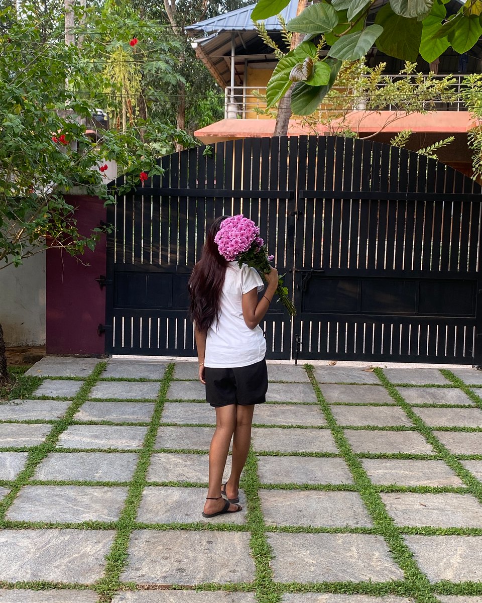 IvanProducoes_'s tweet photo. <<it’s just flowers>>
Ok &amp; I’m just a girl. 🎧🎀🥂… https://t.co/IElUn778XU