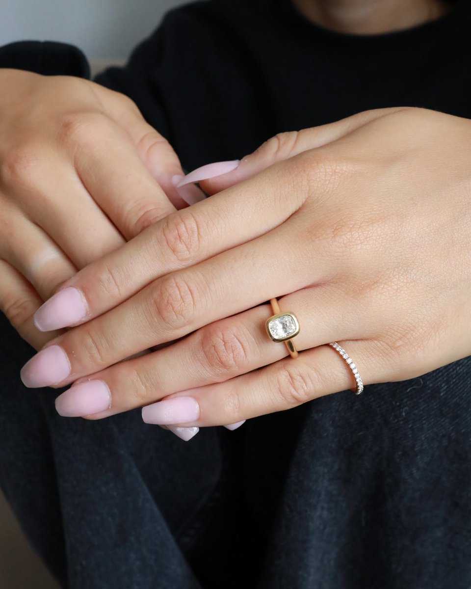 Harmonyjewelsld's tweet photo. Not everyone wants a prong set ring, and that's exactly why bezel settings exist.
Swipe through our edit of rubover engagement rings, perfect for active hands and everyday wear.
Would you choose this setting for your engagement ring?
Save this for later or send it to your other half 💍
.
.
.
Rubover engagement ring designs
Custom rings UK
Hatton Garden jeweller