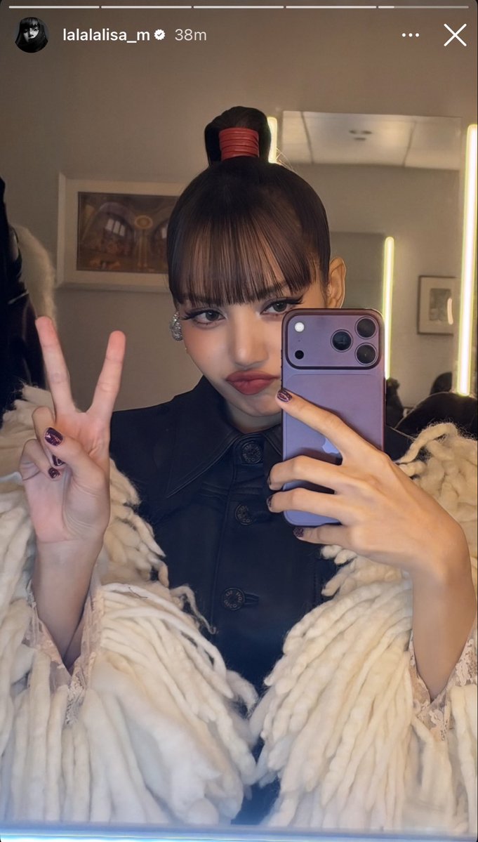 LiliesHome_'s tweet photo. 📸 #LISA updated stories:

คนสวยชู 2 นิ้ว สู้ๆค่ะ✌🏻❤️

🔗 https://t.co/T5qju1E1IU

@wearelloud @vmas @MTV

SAWADIKA LISA ON VMAS
#LISAisBACK_VMAS #VMAs
🧁🎖️ https://t.co/xaUxQWU9Oa