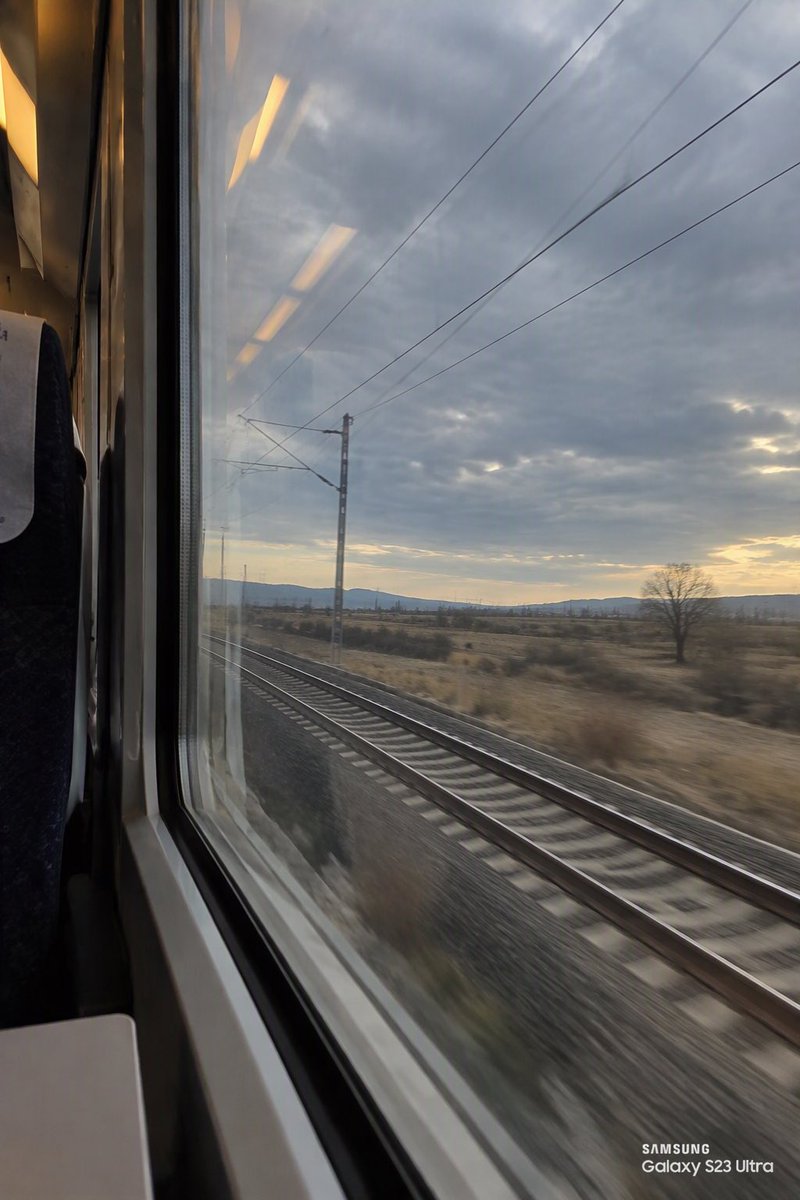 Kairo0133's tweet photo. Ankara–İstanbul treninde 14A numaralı koltuğa oturdum. 🚆

Biletim 14A. Teyzeninki de 14A.

“Kırk yıldır bu trene binerim, yeri insan hisseder,” dedi.

Ben karşıya geçtim, o sepeti açtı. Börek uzattı.

Damadı, bakkalın oğlu, askerden dönen komşu… Derken konu bana geldi.

“Evli misin?”

“Değilim.”

Telefondan bir kız çıkardı.

“Mühendis. Evi de kendi üstüne.”

Daha ne diyeceğimi bilemeden gülümsedim. 😄

Eskişehir’de inerken masaya küçük bir kâğıt bıraktı.

“Kızın numarası.”