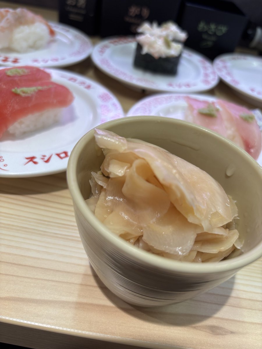 peace_rolex48's tweet photo. 今日は休日出勤の代替休🇯🇵
平日の昼間から高級寿司
私は湯呑みにガリをカチ盛るタイプです🍵 https://t.co/NHOVsGqTVs