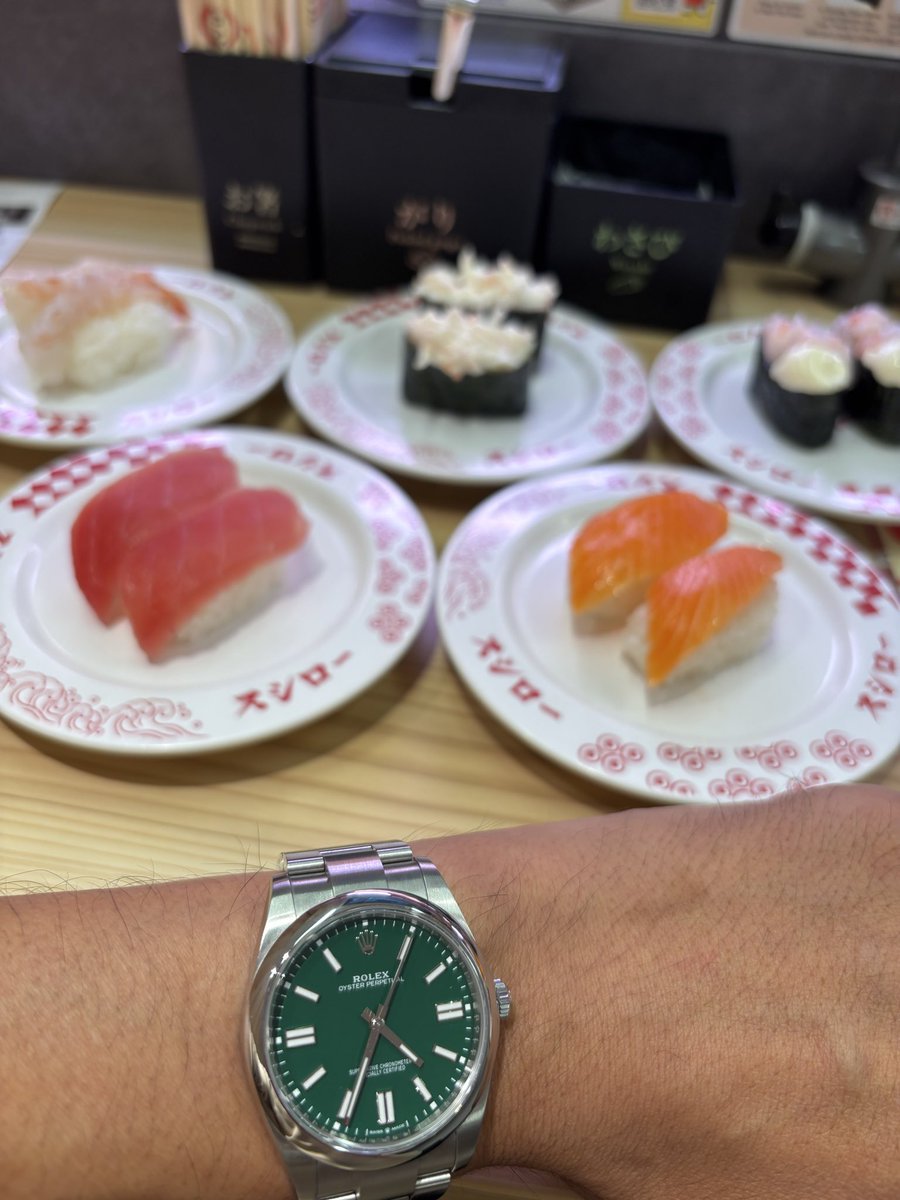 peace_rolex48's tweet photo. 今日は休日出勤の代替休🇯🇵
平日の昼間から高級寿司
私は湯呑みにガリをカチ盛るタイプです🍵 https://t.co/NHOVsGqTVs