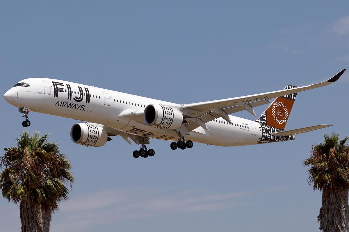 SimoneO70707107's tweet photo. Fiji Airways Airbus A350 on short final for LAX above the two palm trees outside the Proud Bird restaurant #fijiairways #airbus #a350 #lax #losangelesairport #proudbird #palmtrees https://t.co/07LIQ6asGB