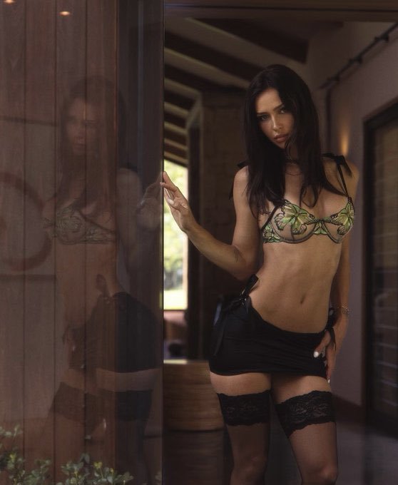 itsIsabellaoffc's tweet photo. Elena — green floral lingerie, black stockings, and a quiet wooden doorway. 🥵 https://t.co/bNW5cbASRH