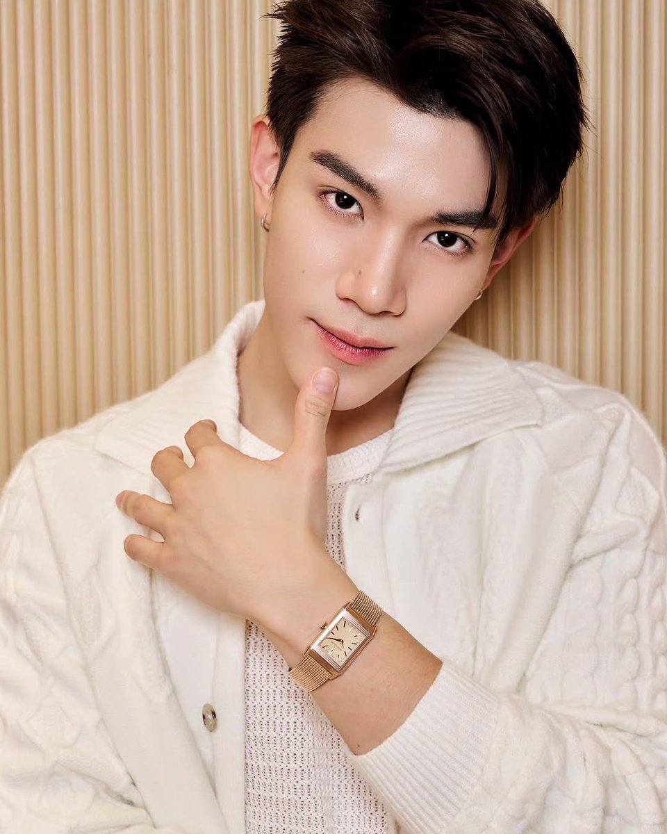 Fourth_Fashion's tweet photo. ไม่สามารถฮุบยิ้มได้เลยตอนนี้🫪รู่สึกว่าเริ่มเห็นไทม์ไลน์ในการรวมงานที่น่าตื่นเต้นมากขึ้นเรื่อย ๆ โฟ้ดแฟฟินนนนนนน🫠

#JaegerLeCoultre #Reverso
#Fourthnattawat #โฟร์ทณัฐวรรธน์ https://t.co/UNGMf5FsDM