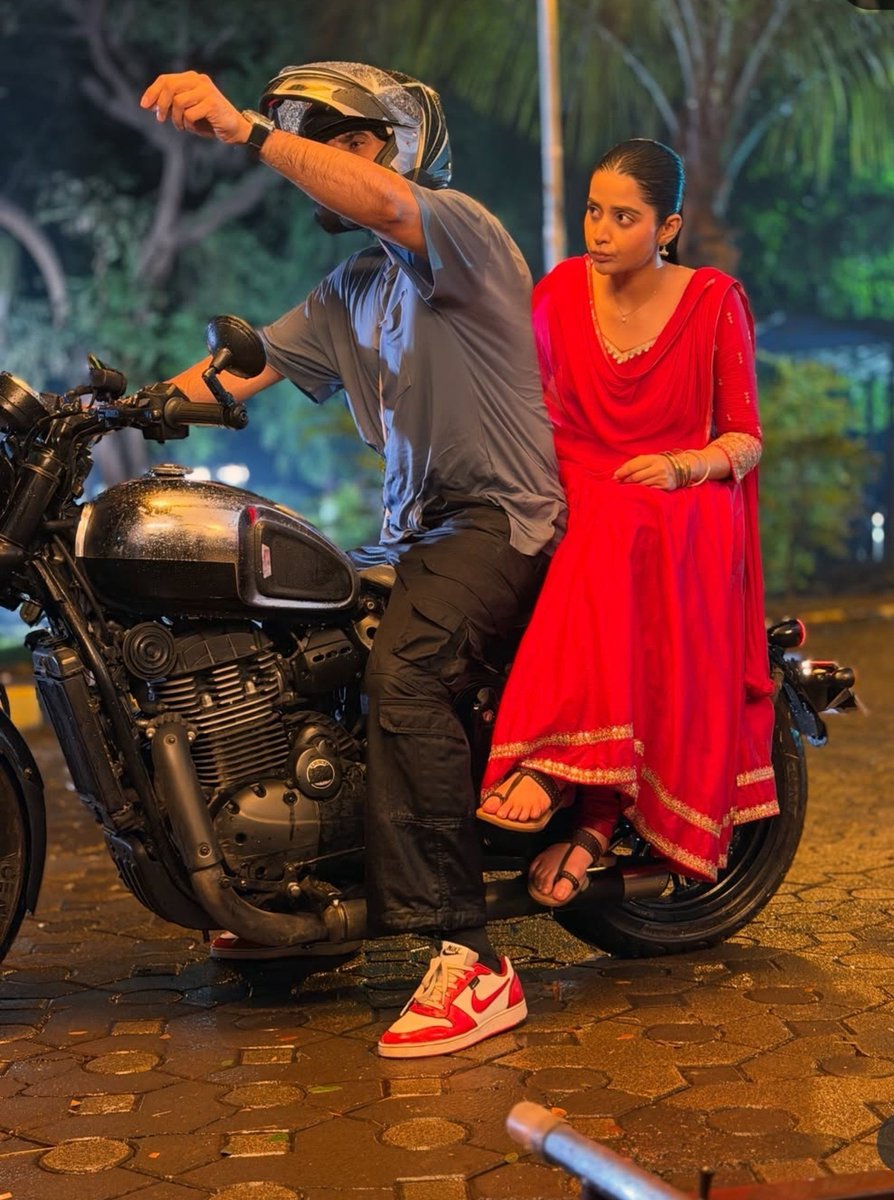 PoonamSing42689's tweet photo. They’re about to break the internet 😭🔥✨️
#YehFitoorTera #JeeYa #deshhan #IshhanDhawan #DebchandrimaSingharoy https://t.co/qhPcNvr8N1