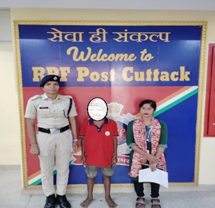 rpf_ecor_kur's tweet photo. Operation Nanhe Fariste:-On 28.09.2026, RPF/ CTC rescued a 12-year-old minor boy from CTC Railway station. he had left his home after being scolded by his father   &amp; handed over to  Child Help Line, DCPU, , through Child Help Line staff for further care,  and rehabilitation https://t.co/5W03gPBt15