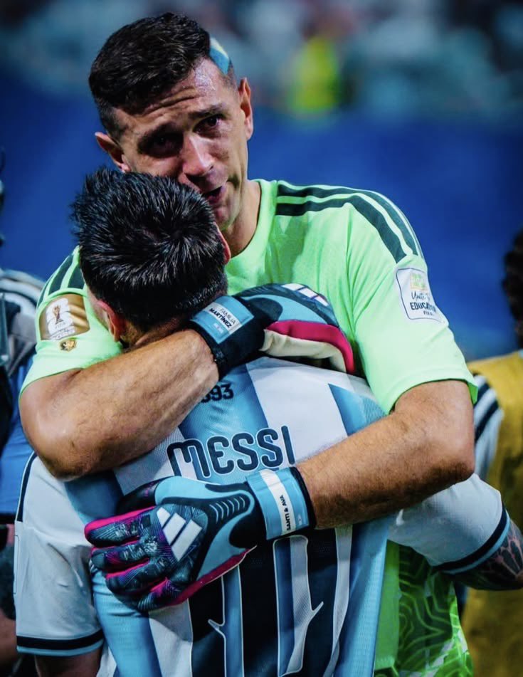Tife_CFC's tweet photo. Dibu Martinez: “i will d!e in goal for Messi”

Then bro went on to walk his talk.

I love Dibu so much https://t.co/qqCHh9CfX4