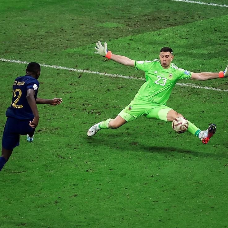Tife_CFC's tweet photo. Dibu Martinez: “i will d!e in goal for Messi”

Then bro went on to walk his talk.

I love Dibu so much https://t.co/qqCHh9CfX4