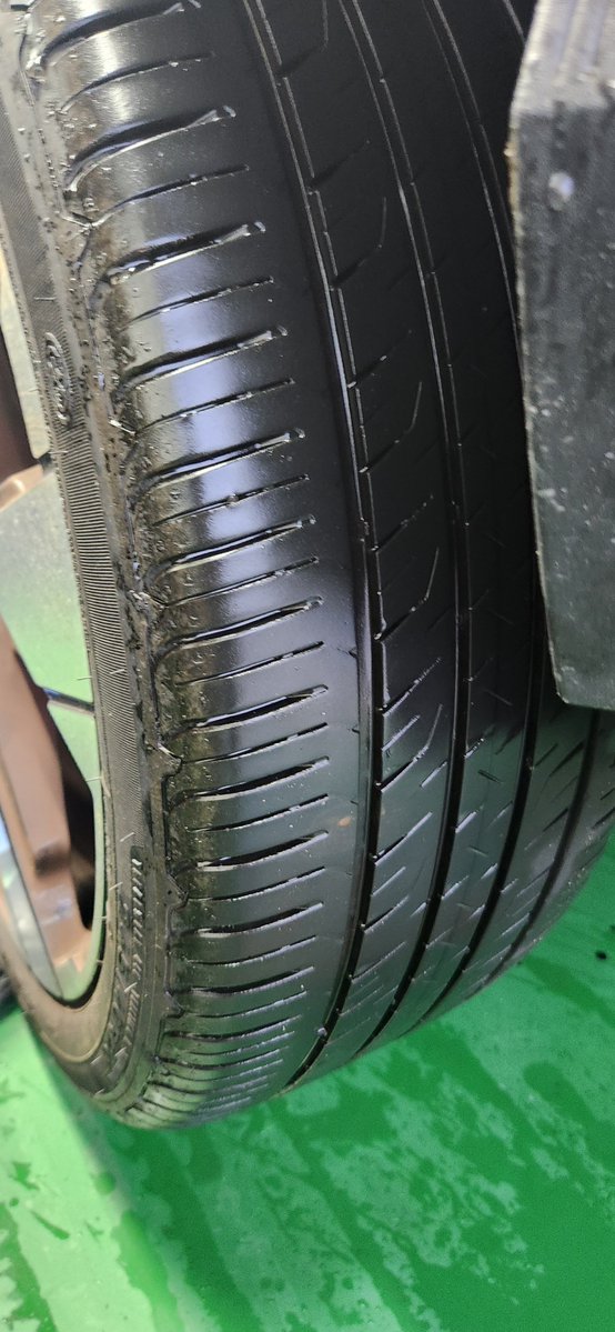 jwyvww's tweet photo. EVでよく話題に上る「タイヤの減りが早い」という噂。

実際のところどうなのか、ショップのスタッフさんに聞いてみました。

​約2万km走行した現在で、残り溝は前後とも6部山ほど。「1.5t前後のガソリン車と比べても大差ない減り具合ですね」とのことでした。  

​車重やトルクの影響を受けやすいと言われるEVですが、走り方や車種のバランス次第でしっかり保つことが実感できて一安心です。 
 
​実走行データを踏まえたリアルな情報として、気になっている方の参考になれば幸いです！
​#VolvoEX30 #EX30 #電気自動車 #EV #タイヤ摩耗 #タイヤ点検 #愛車維持費 #クルマ好き