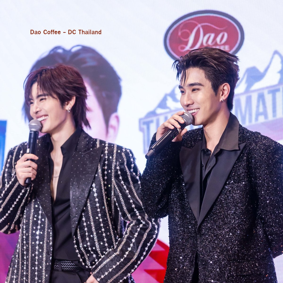 dao_dcthailand's tweet photo. ไมค์อยู่ในมือ แต่หัวใจแฟน ๆ อยู่กับสองคนนี้แล้วนะ 📷📷
เจอรอยยิ้มแบบนี้เข้าไป จะไม่ให้ฟินได้ยังไง!
#exclusivemeetingbydaocoffeexperthsanta
#daocoffeexperthsanta
#daocoffee
#daocoffee_thailand
#perthsanta https://t.co/vc9MgVSOLh