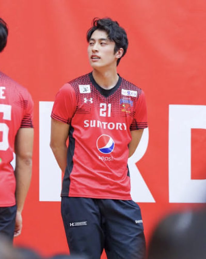 machop_gym5's tweet photo. 高橋塁（26）

爽やかな顔のイメージ強いけど 肩幅と腕、普通にしっかりしてる

▫️ 185cm / 82kg ▫️ サントリーサンバーズ大阪 ▫️ 高橋藍の兄

バレー選手らしい このアスリート体型かっこいい🔥💎
#高橋塁 #筋トレ #バレーボール https://t.co/Q9xjUUpRfV